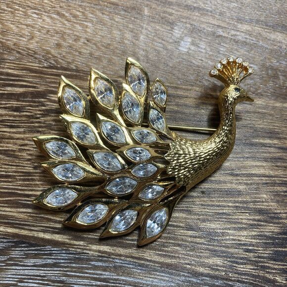 Vintage Trifari Peacock Brooch Gold Tone Clear Rhinestone Large - Picture 2 of 8